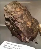  ??  ?? METEORIT. På utställnin­gen i Meteorian finns en del exempel på meteoriter. Den här stenen kommer från Arkansas i USA.