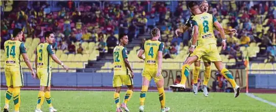  ?? [FOTO RASUL AZLI SAMAD/BH] ?? Pemain Kedah, Sandro Da Silva Mendonca (kanan) meraikan jaringan gol ketika menentang Melaka United, kelmarin.