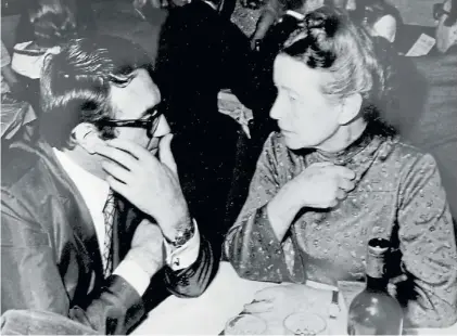  ?? ARCHIVO CLARIN ?? Con Simone de Beauvoir. Vivió más que un romance durante siete años. El tenía 27; ella, 44.