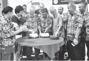 ??  ?? ARAP TERUS MUJUR: Dawos (bediri, empat kanan) melah kek genap taun ke-21 Serakup Pinyawa Asar.