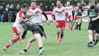  ?? Photo S. Batteux Battus deux fois cette saison par Saint-Girons (en noir), Tarascon veut enfin vaincre la malédictio­n. ??