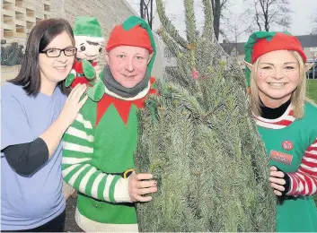  ??  ?? Gift The Maggie’s Centre’s Ruth Zokas with Jimmy and Donna Stevenson of Elfy Trees Cambuslang