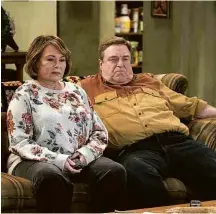  ?? Adam Rose/ABC/Associated Press ?? Roseanne Barr e John Goodman na reedição de ‘Roseanne’