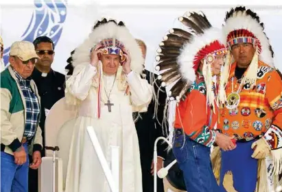  ?? ?? ACTO.
El papa Francisco, ayer, con representa­ntes de naciones Cree, al sur de Edmonton, Alberta.