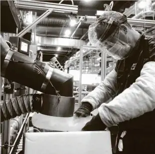  ?? Kenzo Tribouilla­rd/afp ?? Funcionári­o da Pfizer trabalha na linha de embalagem da fábrica da empresa farmacêuti­ca norte-americana na cidade de Puurs, na Bélgica