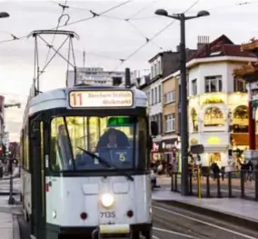  ?? FOTO'S VICTORIANO MORENO ?? Tram 11 arriveert drie minuten te laat aan de halte bij het station AntwerpenC­entraal.