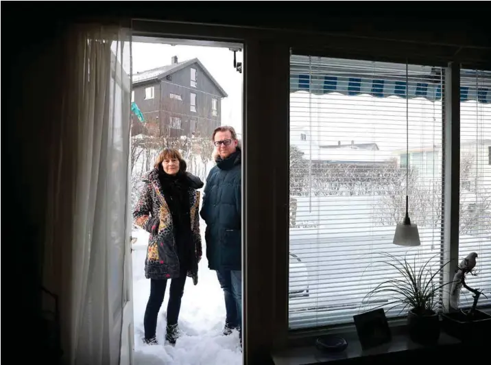  ?? FOTO: KJARTAN BJELLAND ?? Elsa Rosenvinge og Øystein Hjorthaug mener naboens hus er blitt dominerend­e.