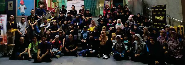  ??  ?? Sebahagian peserta yang mengambil bahagian pada program Street Dakwah with Huffaz Empowermen­t Respected Society (HERO) di sekitar Masjid Jamek, Kuala Lumpur, baru-baru ini.