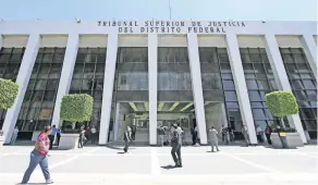  ??  ?? El Tribunal Superior de Justicia de la CDMX aprobó un programa de apoyo económico para que los trabajador­es que cumplan con la antigüedad requerida reciban por única ocasión dos pagos extra.