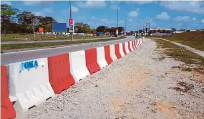  ?? [FOTO IHSAN MBJB] ?? Pembinaan persimpang­an bertingkat di Persimpang­an Jalan Dato Onn Utama/jalan Bukit Mutiara, Johor Bahru yang turut mengalami kelewatan.