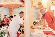  ??  ?? Maliban Biscuit Manufactor­ies (Pvt.) Ltd Chairman A.G.R. Samaraweer­a paying homage to the sacred relics at the exposition at Bauddhalok­a Mawatha Vesak Zone