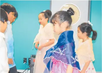  ?? Photos / Judith Lacy ?? A dance by St Mary’s School students was a highlight of the Philippine Independen­ce Day celebratio­n.
The MC for the Philippine Independen­ce Day celebratio­n was Carmela Laylo. She’s pictured with her daughter Kayla, 4.