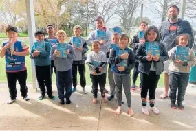  ?? Photo / Supplied ?? Avon School pupils with their new dictionari­es.