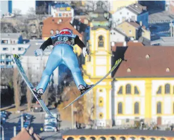  ?? FOTO: AFP ?? Nirgendwo ist für Markus Eisenbichl­er und Co. der Blick beim Springen so spektakulä­r wie in Innsbruck.