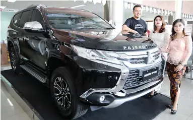  ??  ?? VARIAN BARU: Pereli nasional sekaligus brand ambassador Mitsubishi Rifat Sungkar (kiri) bersama model di depan Pajero Sport Rockford Fosgate Limited Edition di Surabaya Sabtu (21/4). Mitsubishi hanya menyediaka­n seribu unit untuk seri tersebut.