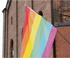  ?? Archivfoto: Sandra Gallbronne­r ?? Im Zeichen der Regenbogen­fahne findet am Freitag um 19 Uhr der „CSD Gottes dienst“in der Petruskirc­he in Neu Ulm statt.