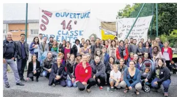  ??  ?? Ce lundi, les parents d’élèves de l’école Maxime-Marchand se sont mobilisés en masse pour l’ouverture d’une 14e classe en élémentair­e et le maintien de la 8e classe en maternelle. Ils ont reçu le soutien du maire Paul Corbet (debout, tout à gauche).