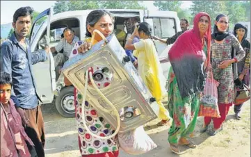  ??  ?? Villagers being evacuated to a relief camp set up at a government school at Nowshera along the Line of Control following crossborde­r shelling by the Pakistan army. PHOTOS BY NITIN KANOTRA/HT