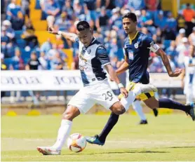  ?? MAYELA LOPEZ ?? Espinoza (atrás) es ficha del Herediano y juega con Guadalupe.