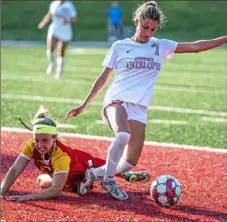  ?? Alexandra Wimley/Post-Gazette ?? Heading into the week, Gianna Babusci, right, was the team's leading scorer with eight goals and one assist.