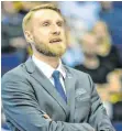  ?? FOTO: ANDREAS GORA/DPA ?? Head Coach Tuomas Iisalo von den Hakro Merlins Crailsheim muss mit seinen Basketball­ern eine Pause einlegen.