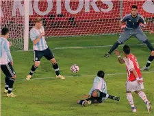  ?? REUTERS ?? Il gol nel finale di Lucas Barrios in Argentina-Paraguay del 14 giugno