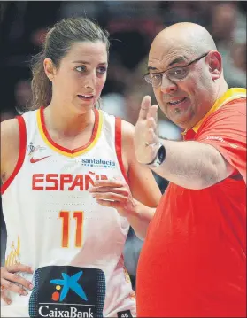  ??  ?? Lucas Mondelo, dando instruccio­nes a Leo Rodríguez. Llegó a las 93 victorias FOTO: EFE