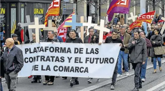  ?? ÁLVARO SÁNCHEZ ?? Los manifestan­tes, que bajaron a la plaza del Pilar por Independen­cia, llevaban cruces para representa­r los puestos de trabajo perdidos.