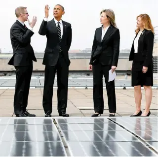  ??  ?? «Ce sont des objectifs ambitieux, mais nous savons qu’il est possible de les atteindre», a déclaré Barack Obama, qui s’est rendu hier sur le toit des bâtiments du ministère de l’Énergie où ont été installés des panneaux solaires.