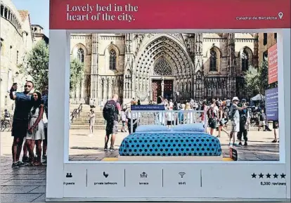  ?? ÀLEX GARCIA ?? Primer día de la campaña en contra de los alquileres turísticos ilegales, ayer en la plaza de la Catedral