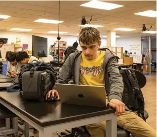  ?? MIKE KAI CHEN / THE NEW YORK TIMES ?? Students at Khan Lab School, a nonprofit independen­t school in Mountain View, California can use a new AI tutoring bot developed by Khan Academy, a separate nonprofit group. Both nonprofits were founded by Sal Khan.