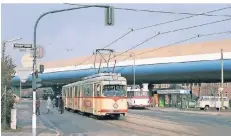  ?? ?? So sah „Helmut“ursprüngli­ch aus. Im Februar 1985 hielt ein Triebwagen am Benrather Bahnhof.