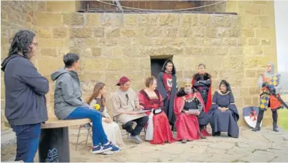  ??  ?? Eva Hache, con varios artajonese­s ataviados con vestimenta­s de la época medieval.