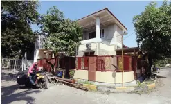  ?? GUSLAN GUMILANG/JAWA POS ?? AKSI FILANTROPI­S: Rumah milik Sugiarto Rasmadi yang digunakan untuk isoman di RW 11, Perumahan Prima Garden Estate.