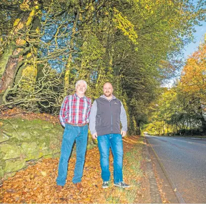 ?? Picture: Steve MacDougall. ?? Councillor­s Grant Laing and Tom McEwan at the Meikleour Beech Hedge.