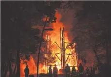  ?? FOTO: DPA ?? Der rund 40 Meter hohe Aussichtst­urm bestand vollständi­g aus Holz. Die Feuerwehr ließ ihn kontrollie­rt abbrennen.