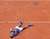  ?? FOTO: REUTERS ?? Der Moment des Sieges: Rafael Nadal liegt nach dem entscheide­nden Ballwechse­l auf dem Sand des Court Philippe Chatrier.