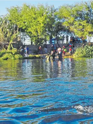  ?? ?? Migrantes haitianos cruzan el Río Grande desde Coahuila, México