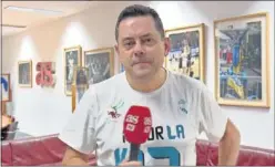  ??  ?? TOMÁS RONCERO. El periodista opinando sobre un partido en Astv.