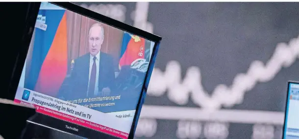  ?? FOTO: MICHAEL PROBST/AP ?? Ein Nachrichte­nbeitrag über Putins Propaganda ist auf einem Fernseher an der Frankfurte­r Börse zu sehen.