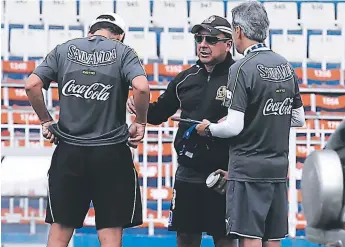  ??  ?? Osman Madrid, el vicepresid­ente deportivo, habla con Óscar Salgado y Carlos Restrepo.