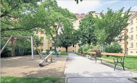  ?? [ Clemens Fabry] ?? Auf dem Spielplatz im Gemeindeba­u Dittes-Hof in Wien Döbling wurde die Siebenjähr­ige zuletzt gesehen.