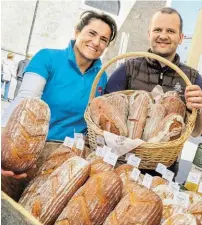  ?? BILD: SN/STEFANIE SCHENKER ?? Sonja Obauer und Peter Pföß präsentier­ten am Biofest ihre Tauernrogg­en-Brote.