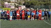  ??  ?? Les Monégasque­s et les Niçois avec les jeunes arbitres.