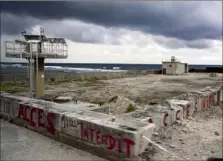  ?? (Photo AFP) ?? Un ancien capteur sismique dans l’atoll de Mururoa, dans le sud de l’océan Pacifique.