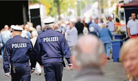  ?? FOTO: FRÖHLICH ?? Erhöhte Auflagen nach der Loveparade-Tragödie: Neben Polizisten waren auch private Sicherheit­sdienste, die man bezahlen musste, im Einsatz.