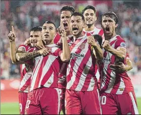  ?? FOTO: PERE PUNTÍ ?? Los jugadores del Girona buscan celebrar un triunfo tras el parón de seleccione­s