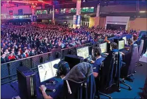  ??  ?? Les compétitio­ns d’e-sport rassemblen­t de plus en plus de monde.