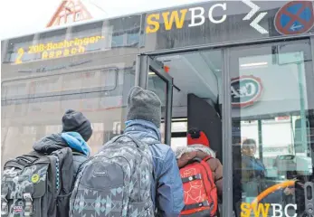  ?? FOTO: DANIEL HÄFELE ?? Der Einzelfahr­schein als Handyticke­t kostet für Kinder im Stadtgebie­t Biberach 1,25 Euro. Erwachsene zahlen dagegen nur einen Euro.