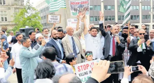  ??  ?? >
Councillor Mohammed Fazal (Lab, Springfiel­d) – in beige suit with hand aloft – at the rally by the Hizbul Majahideen group in Victoria Square, Birmingham, on July 8, 2017